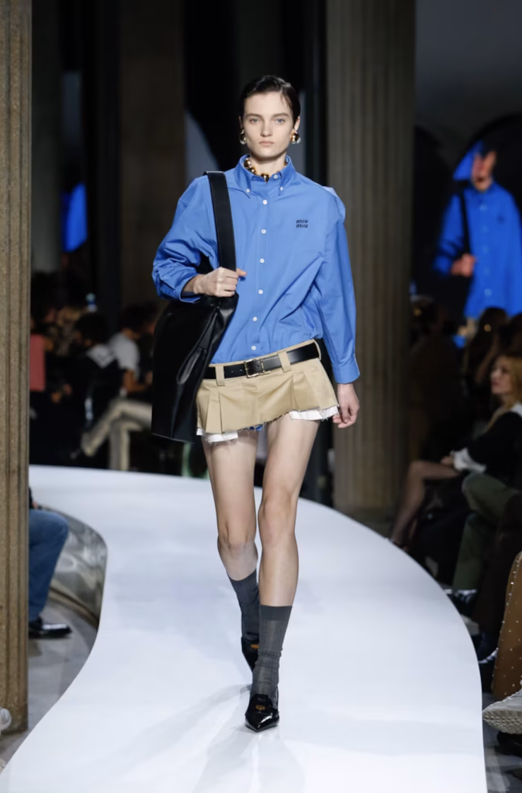 BST Xuân Hè 2022 của Miu Miu thổi bùng cơn sốt Y2K với loạt item chân váy mini cạp trễ, áo sơ mi croptop.