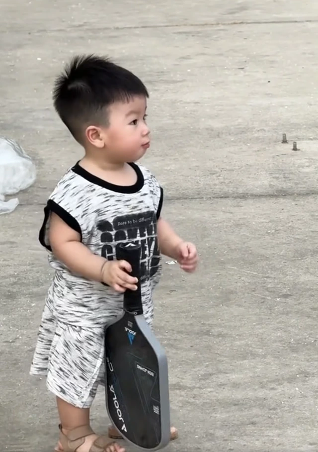 Quang Hải và vợ con ‘thả’ clip chơi pickleball, dân tình reo hò ‘crack’ tương lai Gia đình Quang Hải chơi pickleball cực vui: Nhân vật này khiến dân mạng 'tan chảy'- Ảnh 3.