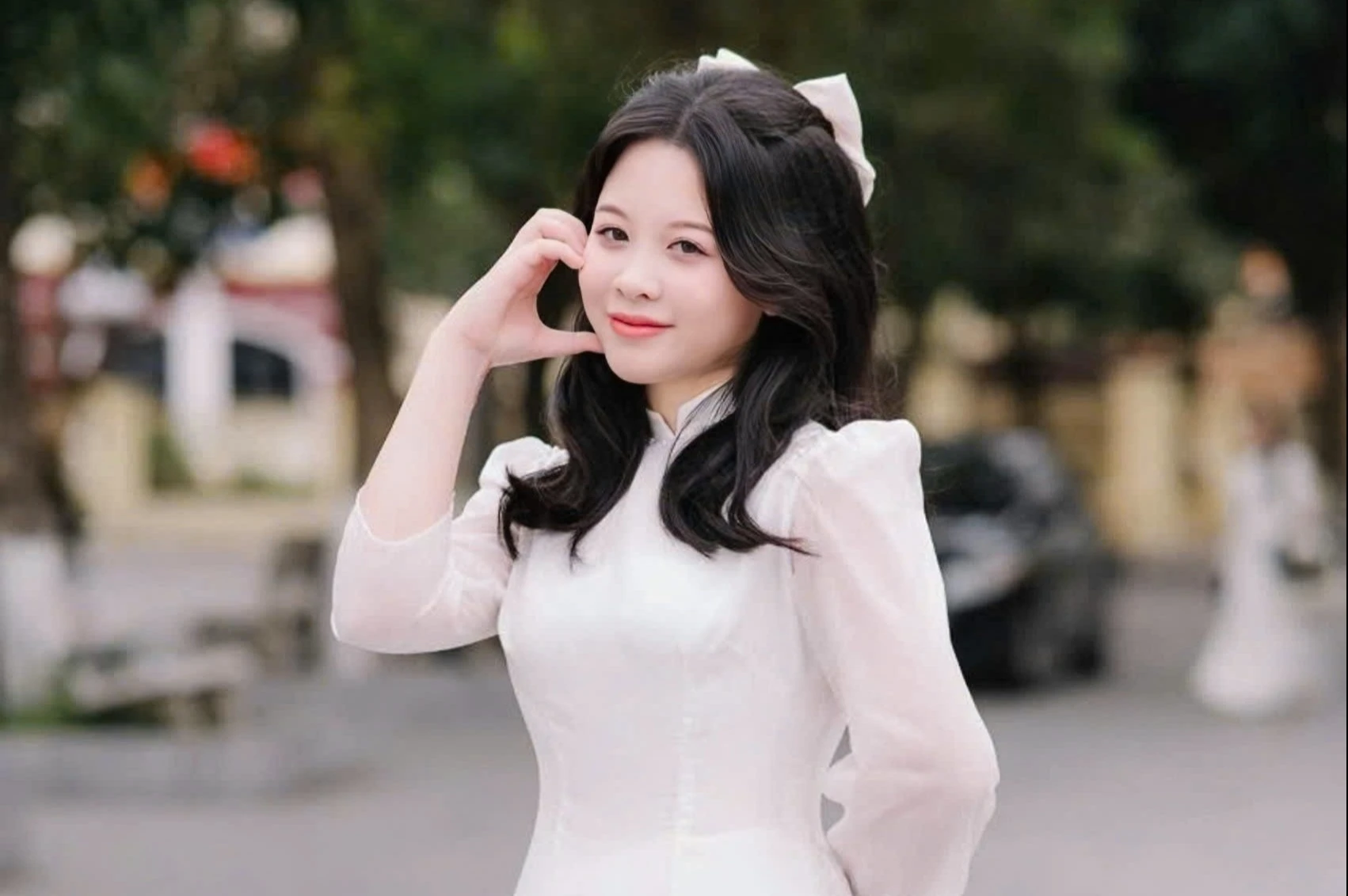 Thủ khoa khối A00 và điểm tuyệt đối: Gặp gỡ 3 học sinh xuất sắc tốt nghiệp THPT Là một trong 8 thủ khoa khối A00, Nguyễn Diệu Linh trở thành niềm tự hào khi là "trường hợp hiếm" của trường THPT Nguyễn Trãi (huyện Vũ Thư, Thái Bình cũ) nơi cô theo học - vừa là thủ khoa toàn quốc, vừa đạt điểm tuyệt đối 30/30. Nữ sinh chia sẻ rất vui và bất ngờ khi biết được thành tích của mình. "Trong quá trình ôn luyện, em chưa bao giờ đạt 30/30 trong các bài thi thử, cao nhất là 28,5 điểm, nên đây là kết quả vượt ngoài mong đợi", Linh nói.