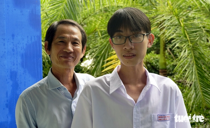 Thủ khoa toàn quốc chia sẻ bí quyết đạt điểm tuyệt đối kỳ thi tốt nghiệp Thầy Phan Ngọc Tấn và học trò Phan Quang Hiển Vinh - Ảnh: ĐÔNG HÀ