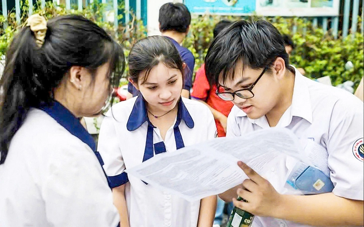 Thủ khoa toàn quốc tốt nghiệp THPT với điểm cao, bí quyết gì giúp cậu học trò giành 5 danh hiệu? Thủ khoa 'kép' khối A01 và D01: Chọn ngành kỹ thuật nhưng yêu văn, làm thơ, viết rap - Ảnh 2.