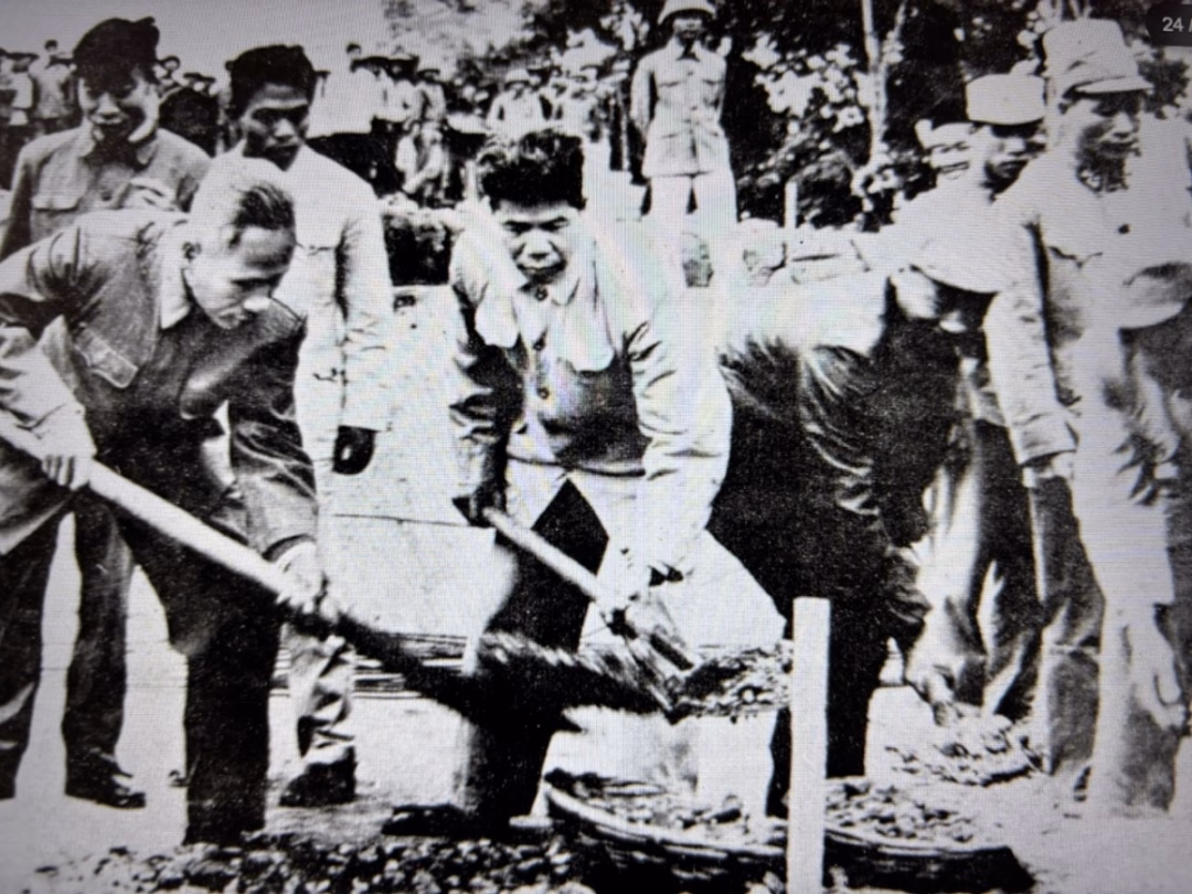 Triển lãm ảnh quý về quá trình xây dựng Lăng Chủ tịch Hồ Chí Minh Các đồng chí Lãnh đạo Đảng - Nhà nước tham gia xây dựng Lăng Bác, năm 1973.