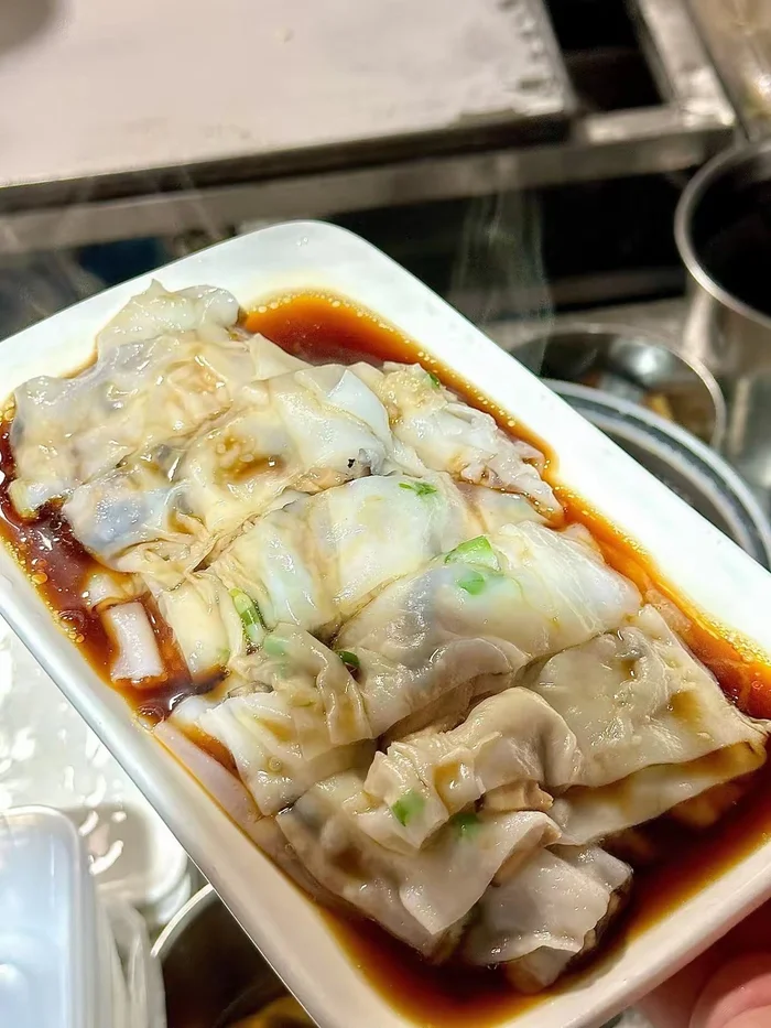 Bánh cuốn ngon bắt đầu từ loại gạo phù hợp. Người làm bánh truyền thống thường chọn gạo tẻ ngon, hạt đều, không quá cứng. Ảnh minh họa từ Twitter (X).