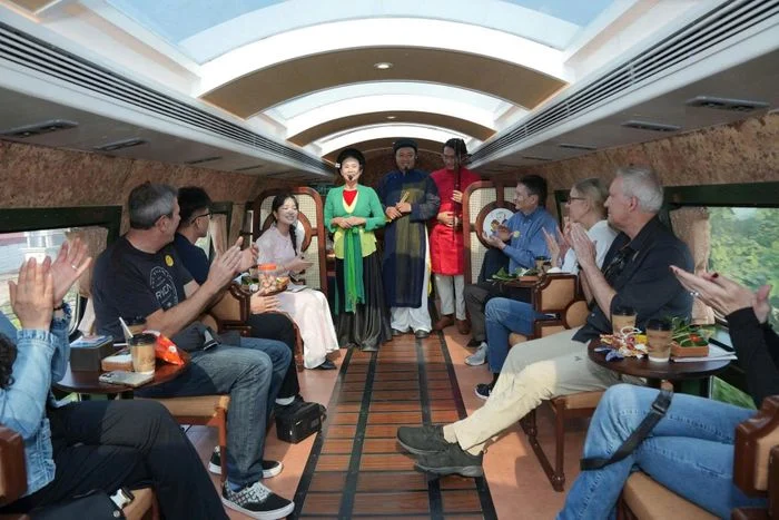 Du kh&aacute;ch thưởng thức &acirc;m nhạc d&acirc;n gian tr&ecirc;n t&agrave;u H&agrave; Nội 5 cửa &ocirc;