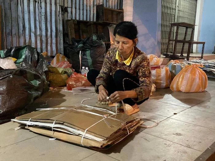 B&agrave; L&ecirc; Thị Qu&yacute; thu nhặt chai bao phế liệu trong đ&ecirc;m lạnh