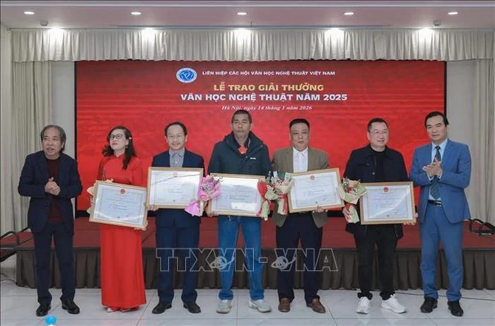 Ban tổ chức trao giải B