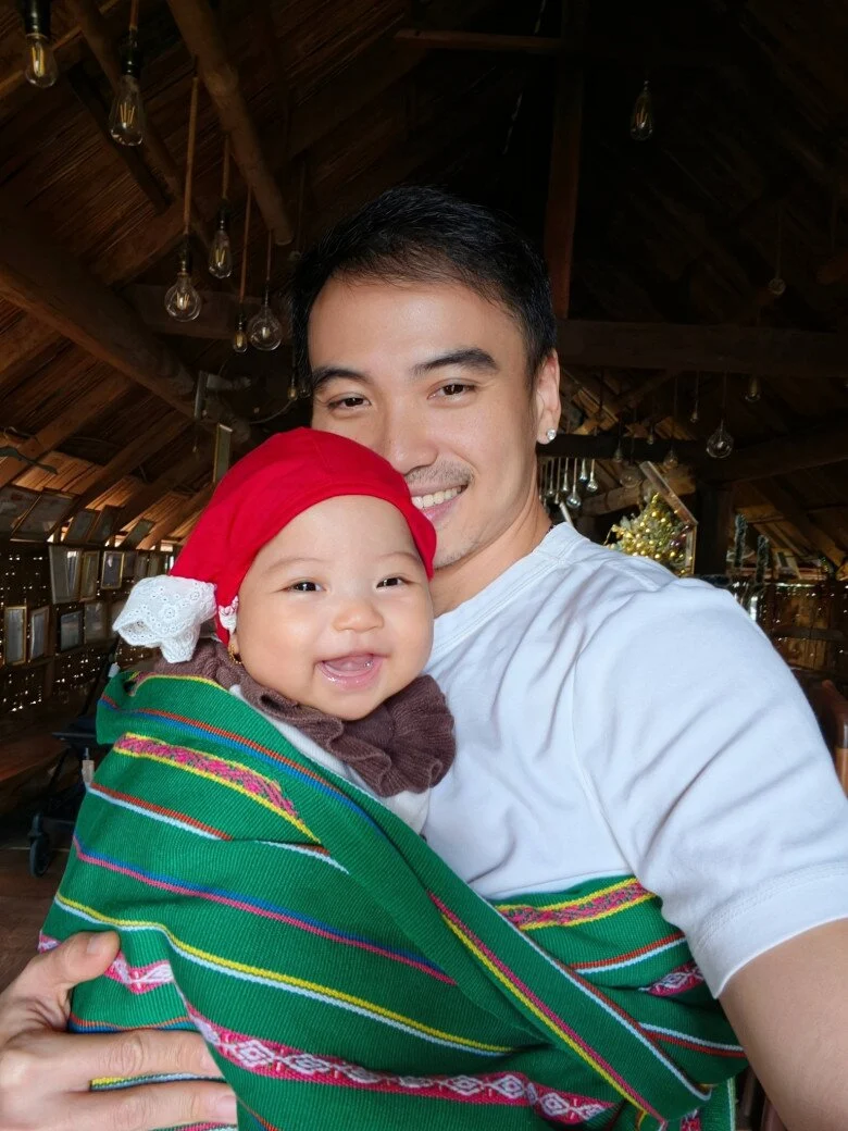 B&eacute; Harley được khen c&oacute; ngoại h&igrave;nh giống hệt bố.