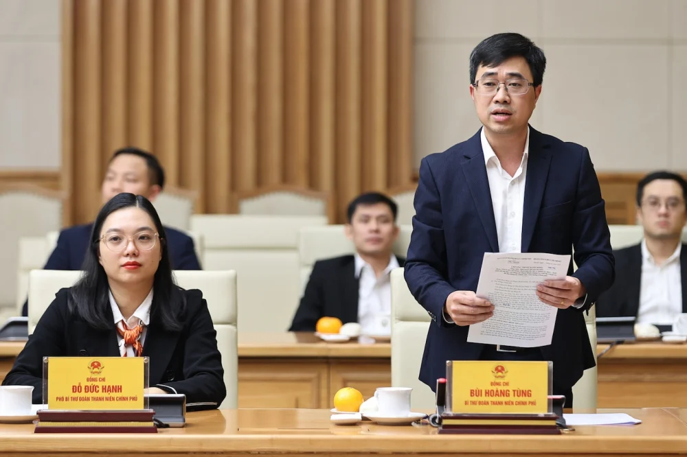 B&iacute; thư Đo&agrave;n Thanh ni&ecirc;n Ch&iacute;nh phủ B&ugrave;i Ho&agrave;ng T&ugrave;ng b&aacute;o c&aacute;o về Chương tr&igrave;nh h&agrave;nh động của Ban Chấp h&agrave;nh Đo&agrave;n Thanh ni&ecirc;n Ch&iacute;nh phủ thực hiện Nghị quyết Đại hội Đo&agrave;n Thanh ni&ecirc;n Ch&iacute;nh phủ lần thứ nhất - Ảnh: VGP/Nhật Bắc