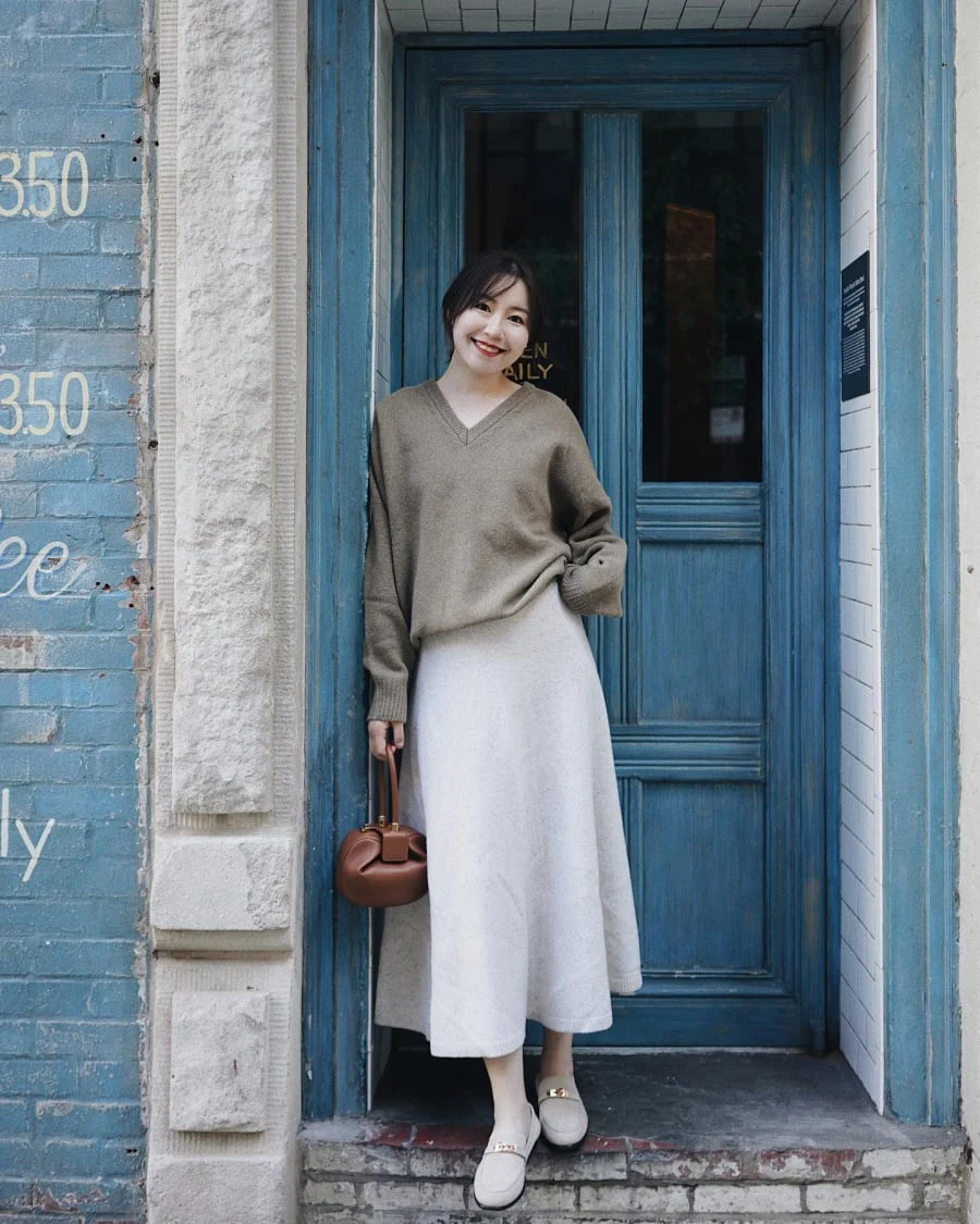 C&aacute;c gam m&agrave;u trơn như đen, x&aacute;m, n&acirc;u nhạt hay trắng gi&uacute;p bộ trang phục giữ được sự đồng nhất, tinh gọn nhưng vẫn to&aacute;t l&ecirc;n vẻ thanh lịch.