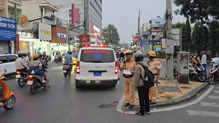 Cảnh lực lượng CSGT c&oacute; mặt tại hiện trường vụ tai nạn tr&ecirc;n V&otilde; Văn Ng&acirc;n