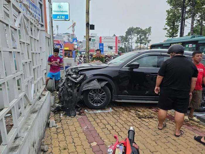 Cảnh s&aacute;t giao th&ocirc;ng điều h&ograve;a giao th&ocirc;ng tại hiện trường