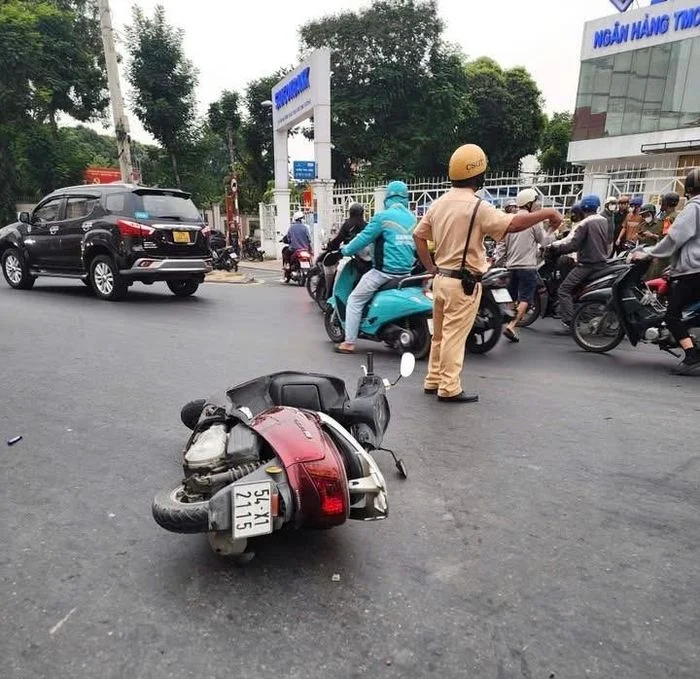 Cảnh s&aacute;t giao th&ocirc;ng điều h&ograve;a phương tiện tr&aacute;nh &ugrave;n tắc