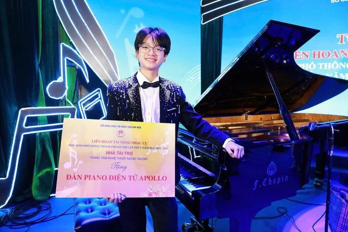 Cao Ph&uacute; Qu&yacute; nhận Huy chương V&agrave;ng Piano tại Li&ecirc;n hoan Nhạc cụ