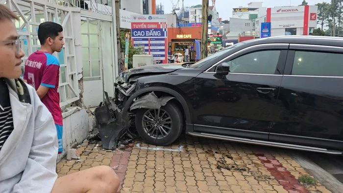 Chiếc &ocirc; t&ocirc; g&acirc;y tai nạn tr&ecirc;n đường V&otilde; Văn Ng&acirc;n