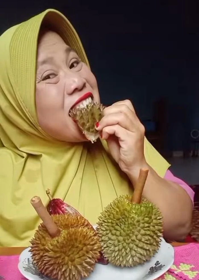 Phụ nữ ăn vỏ sầu ri&ecirc;ng trong clip mukbang g&acirc;y tranh c&atilde;i