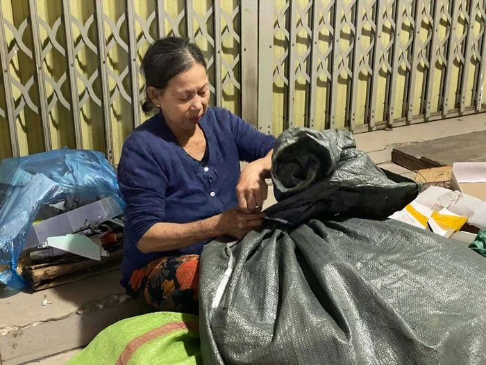 C&ocirc;ng nh&acirc;n m&ocirc;i trường l&agrave;m việc trong đ&ecirc;m lạnh