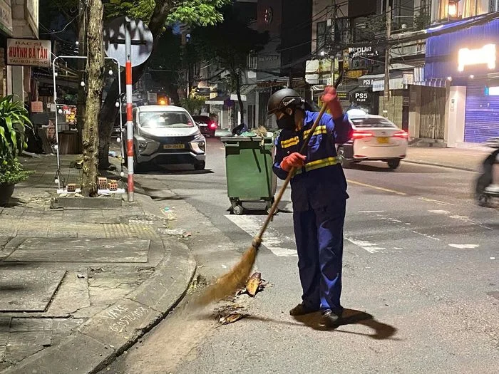 C&ocirc;ng nh&acirc;n vệ sinh m&ocirc;i trường l&agrave;m việc qua đ&ecirc;m