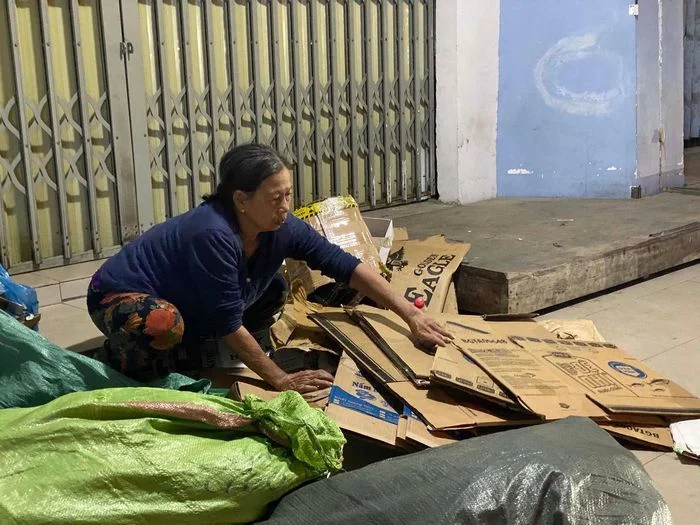 C&ocirc;ng nh&acirc;n x&acirc;y dựng tr&ecirc;n c&ocirc;ng trường v&agrave;o ban đ&ecirc;m