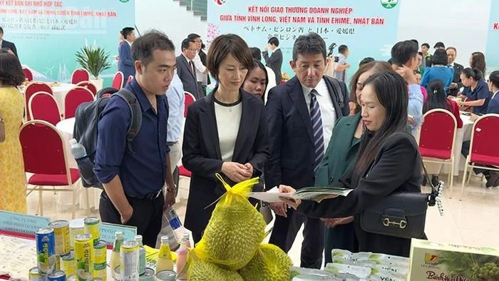 Đại biểu Vĩnh Long v&agrave; Ehime tham quan gian h&agrave;ng sản phẩm đặc trưng