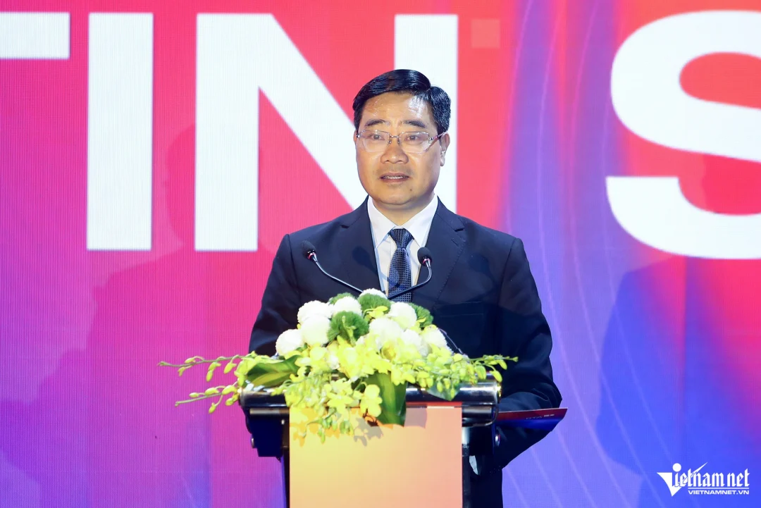 Đại tá Nguyễn Hồng Quân Đại tá Nguyễn Hồng Quân phát biểu tại hội nghị