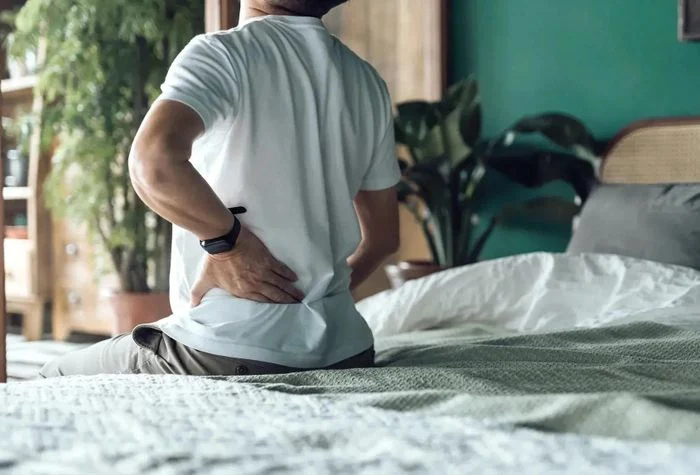 Đau lưng do thận suy, nổi r&otilde; hơn v&agrave;o ban đ&ecirc;m