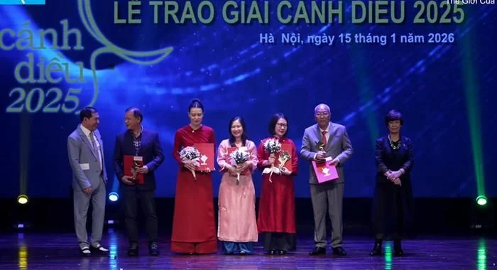 Đội ngũ sản xuất phim Kh&ocirc;ng thời gian tại lễ trao giải C&aacute;nh Diều V&agrave;ng 2025