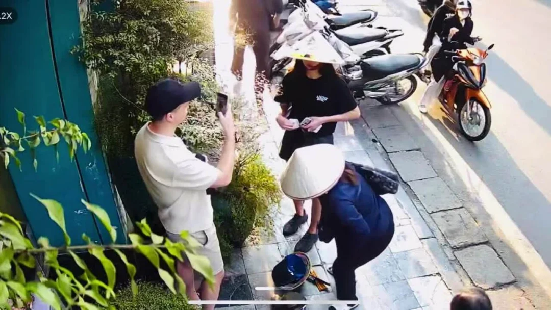 Du kh&aacute;ch T&acirc;y gần bị chặt ch&eacute;m 250.000 đồng khi mua n&oacute;n l&aacute; tr&ecirc;n phố cổ H&agrave; Nội