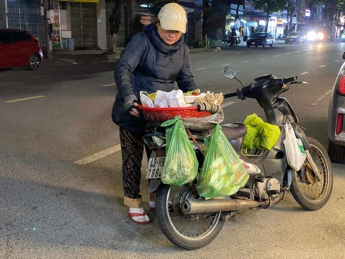 Đường phố Đ&agrave; Nẵng v&agrave;o ban đ&ecirc;m, &aacute;nh đ&egrave;n yếu ớt