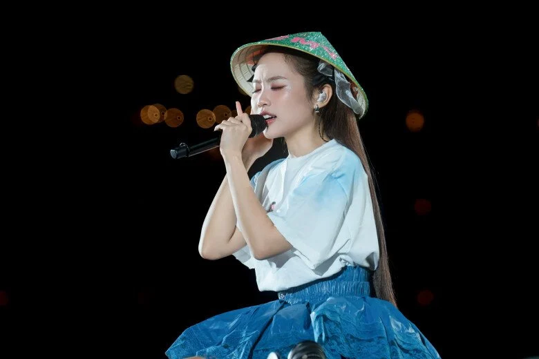 Fan Meeting kh&eacute;p lại với h&igrave;nh ảnh C&ograve; trở về tổ được Phương Mỹ Chi thể hiện ca kh&uacute;c Nh&agrave; C&ograve;n Thương Em M&agrave;.