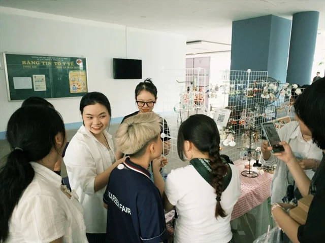 Gian h&agrave;ng &ldquo;L&agrave; Hạt&rdquo; tham gia &ldquo;Phi&ecirc;n chợ sắc m&agrave;u&rdquo; do Trường ĐH Ngoại ngữ v&agrave; Tin học TP HCM tổ chức