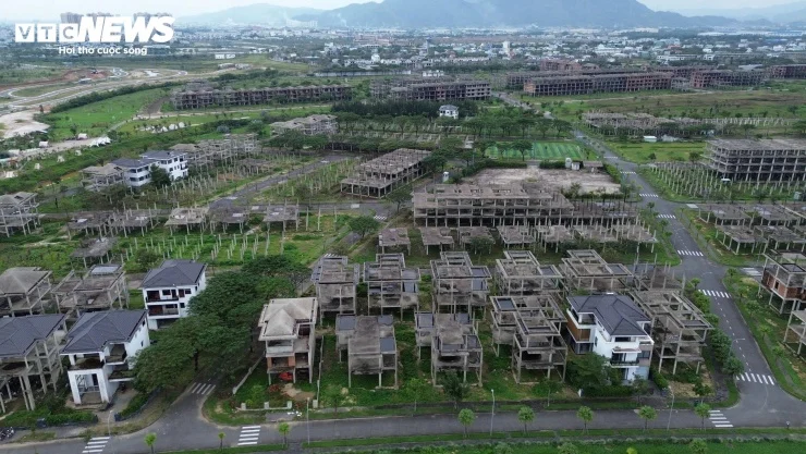 Đến năm 2010, TP Đ&agrave; Nẵng giao đất cho C&ocirc;ng ty CP đầu tư x&acirc;y dựng Trung Nam (C&ocirc;ng ty Trung Nam &ndash; chủ đầu tư) với diện t&iacute;ch gần 381,4 ha để đầu tư, x&acirc;y dựng khu đ&ocirc; thị sinh th&aacute;i, bao gồm: Khu thương mại dịch vụ, biệt thự, căn hộ cao cấp, kh&aacute;ch sạn v&agrave; thể dục thể thao, vui chơi, giải tr&iacute;...