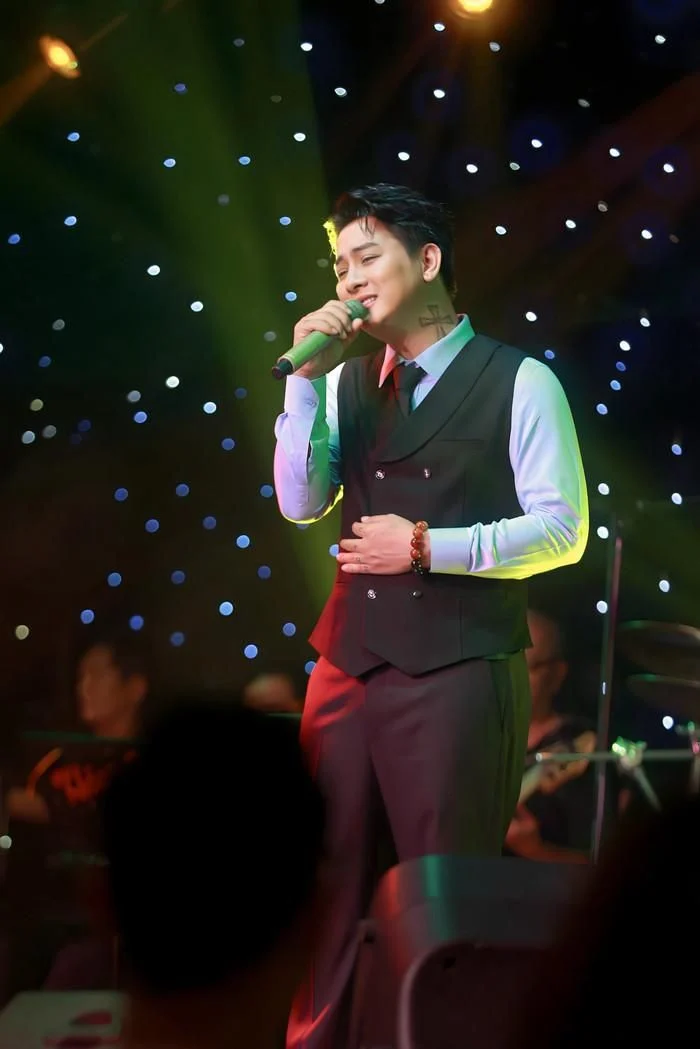 Ho&agrave;i L&acirc;m biểu diễn tại ph&ograve;ng tr&agrave;