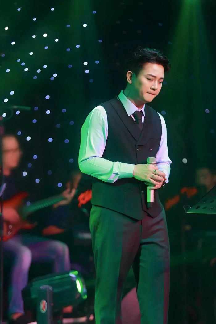 Ho&agrave;i L&acirc;m tr&ecirc;n s&acirc;n khấu ph&ograve;ng tr&agrave;