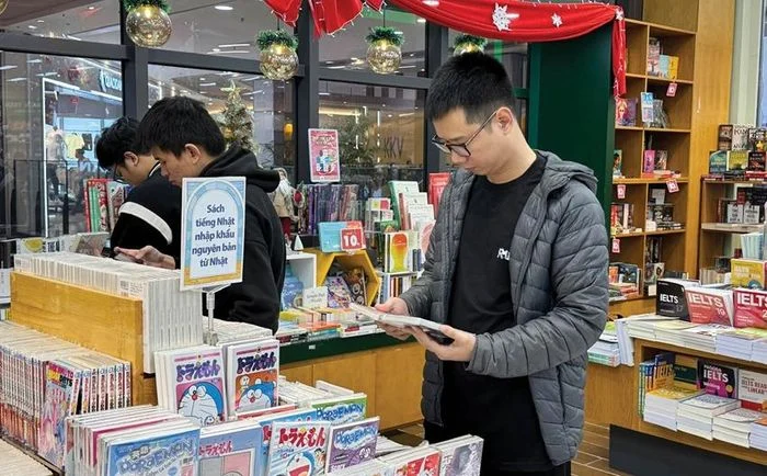 Họa sĩ Ho&agrave;ng Trọng Thiện đang vẽ tranh tại Huế