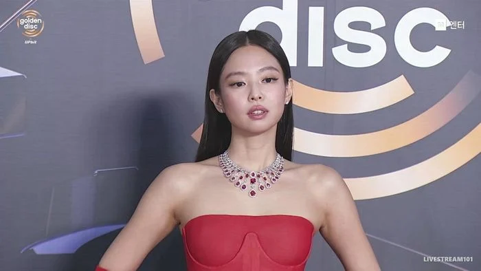 Jennie thảm đỏ GDA 2026 Jennie trong đầm đỏ Maison Margiela tại GDA 2026