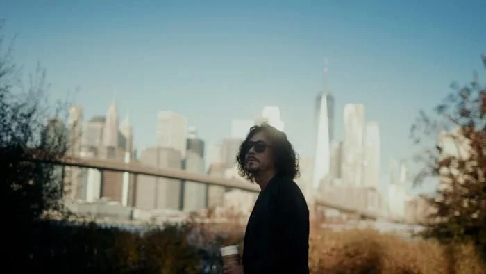 Khắc Triệu thu âm MV Khi Khắc Triệu trong phòng thu âm