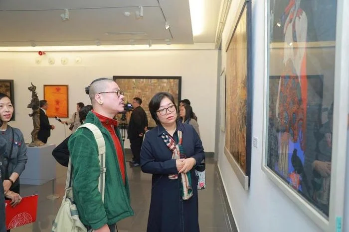 Kh&aacute;n giả tham quan triển l&atilde;m tại Bảo t&agrave;ng Mỹ thuật Việt Nam