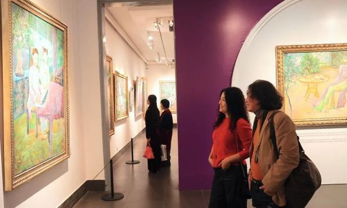 Kh&aacute;n giả thưởng l&atilde;m tranh của họa sĩ L&ecirc; Trang tại Bảo t&agrave;ng Mỹ thuật Việt Nam