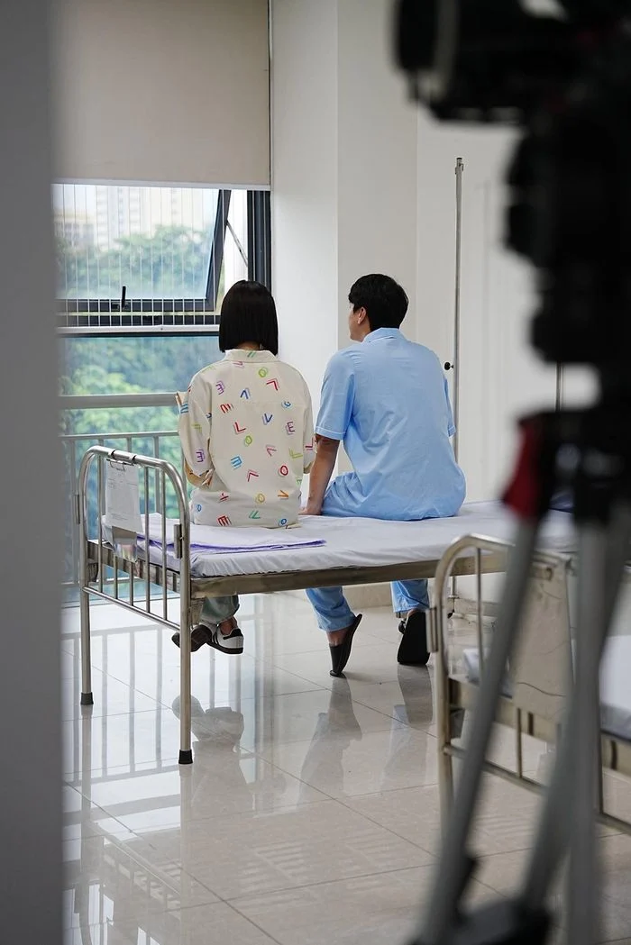 Khoảnh khắc hậu trường giữa Huỳnh Anh và Quỳnh Châu Huỳnh Anh và Quỳnh Châu trao đổi nhau trong bối cảnh hậu trường