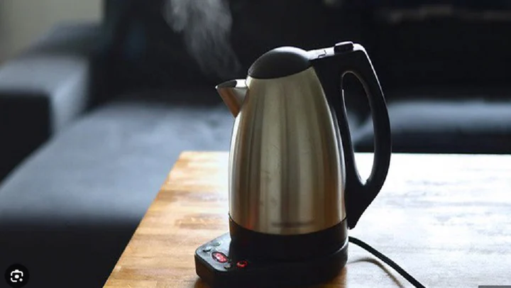 N&ecirc;n hạn chế d&ugrave;ng ấm nước đun s&ocirc;i ở kh&aacute;ch sạn.