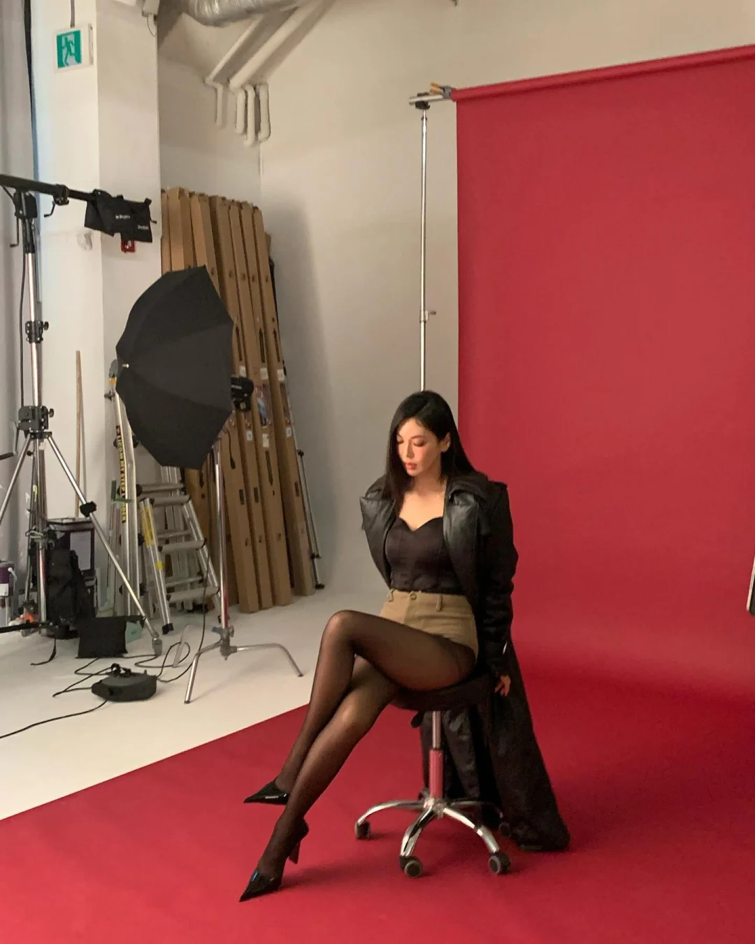 Kim So Yeon tr&ecirc;n thảm đỏ với đầm m&agrave;u trung t&iacute;nh