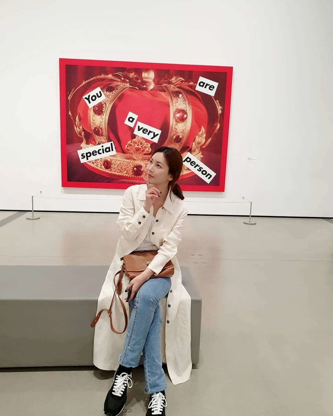 Kim So Yeon trong &aacute;o thun s&aacute;ng v&agrave; quần jeans