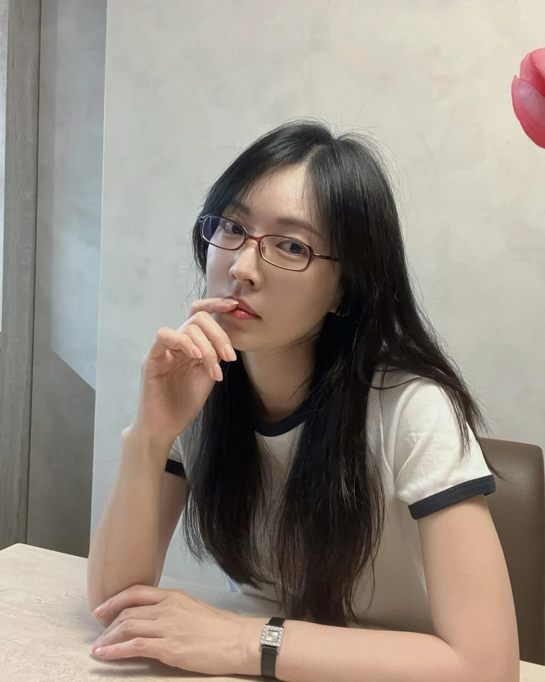 Kim So Yeon với &aacute;o trench coat v&agrave; gi&agrave;y thể thao