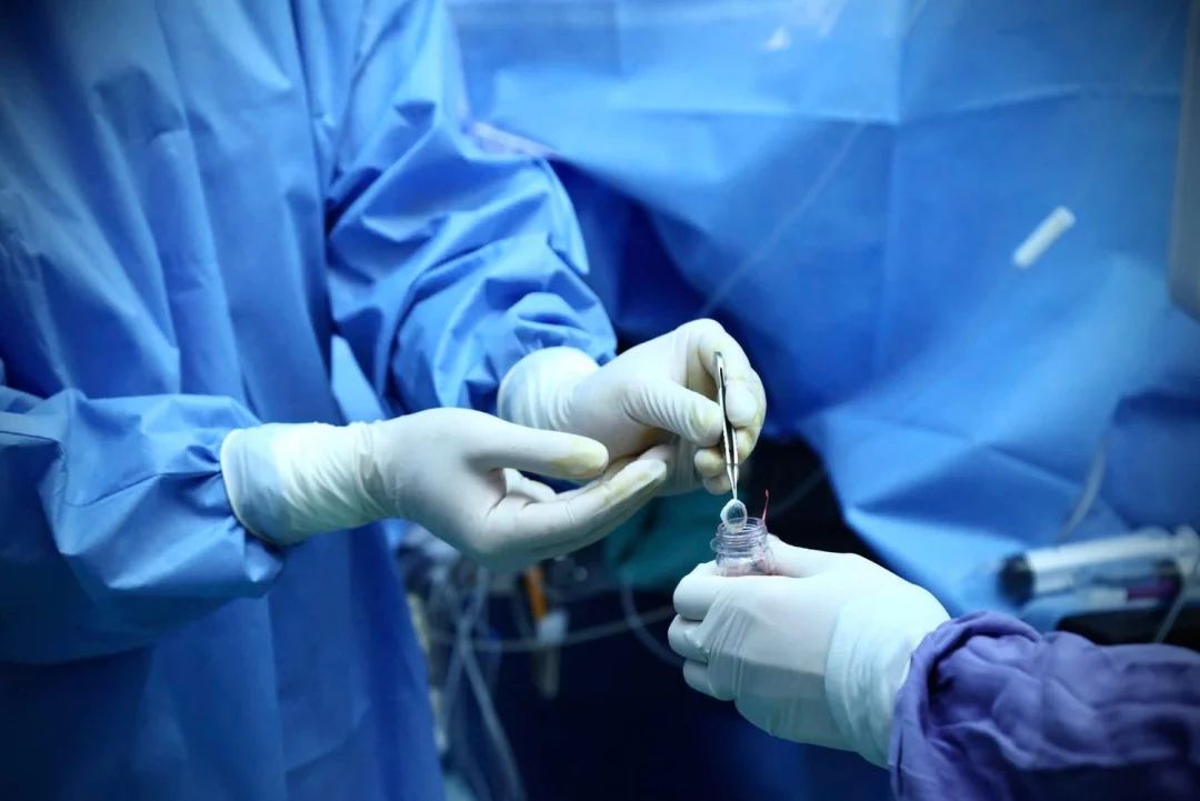 Lấy gi&aacute;c mạc từ người hiến