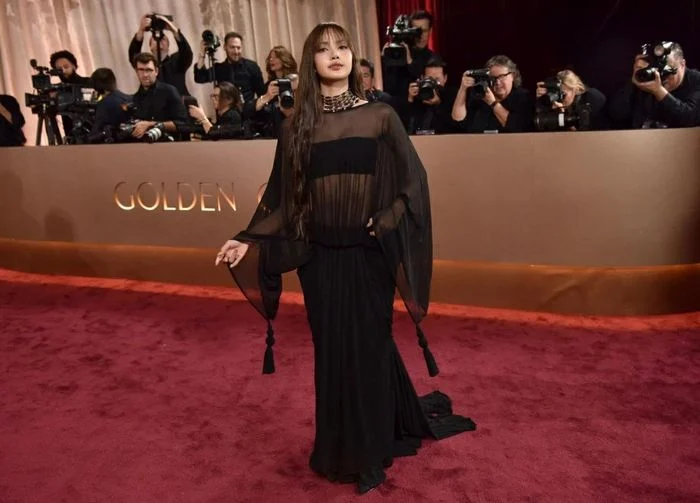 Lisa (Blackpink) trong v&aacute;y Jacquemus m&agrave;u đen