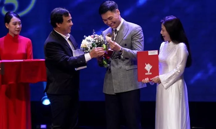 Mạnh Trường nhận giải Nam diễn vi&ecirc;n ch&iacute;nh xuất sắc tại C&aacute;nh Diều V&agrave;ng 2025