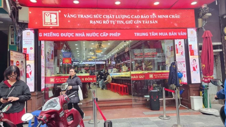 Người mua v&agrave;ng xếp h&agrave;ng d&agrave;i tại Bảo T&iacute;n Minh Ch&acirc;u