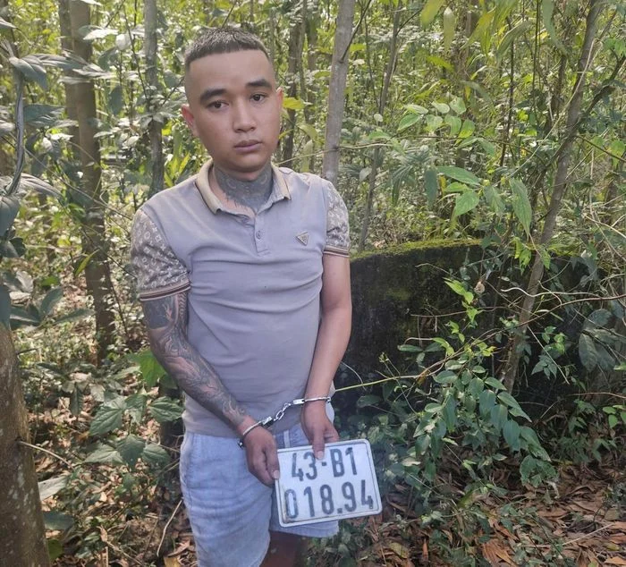 Nguyễn Văn Vinh cùng chiếc BKS giả Nguyễn Văn Vinh cùng chiếc BKS giả