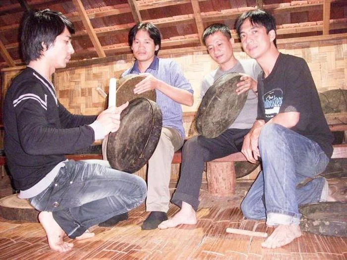 Nhạc sĩ Trầm T&iacute;ch đang cầm guitar trong buổi t&igrave;m hiểu cồng chi&ecirc;ng