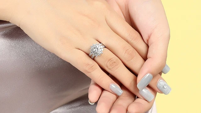 Nhẫn cầu h&ocirc;n bằng v&agrave;ng, bạc, Moissanite v&agrave; CZ &ndash; lựa chọn đa dạng cho ng&acirc;n s&aacute;ch dưới 5 triệu